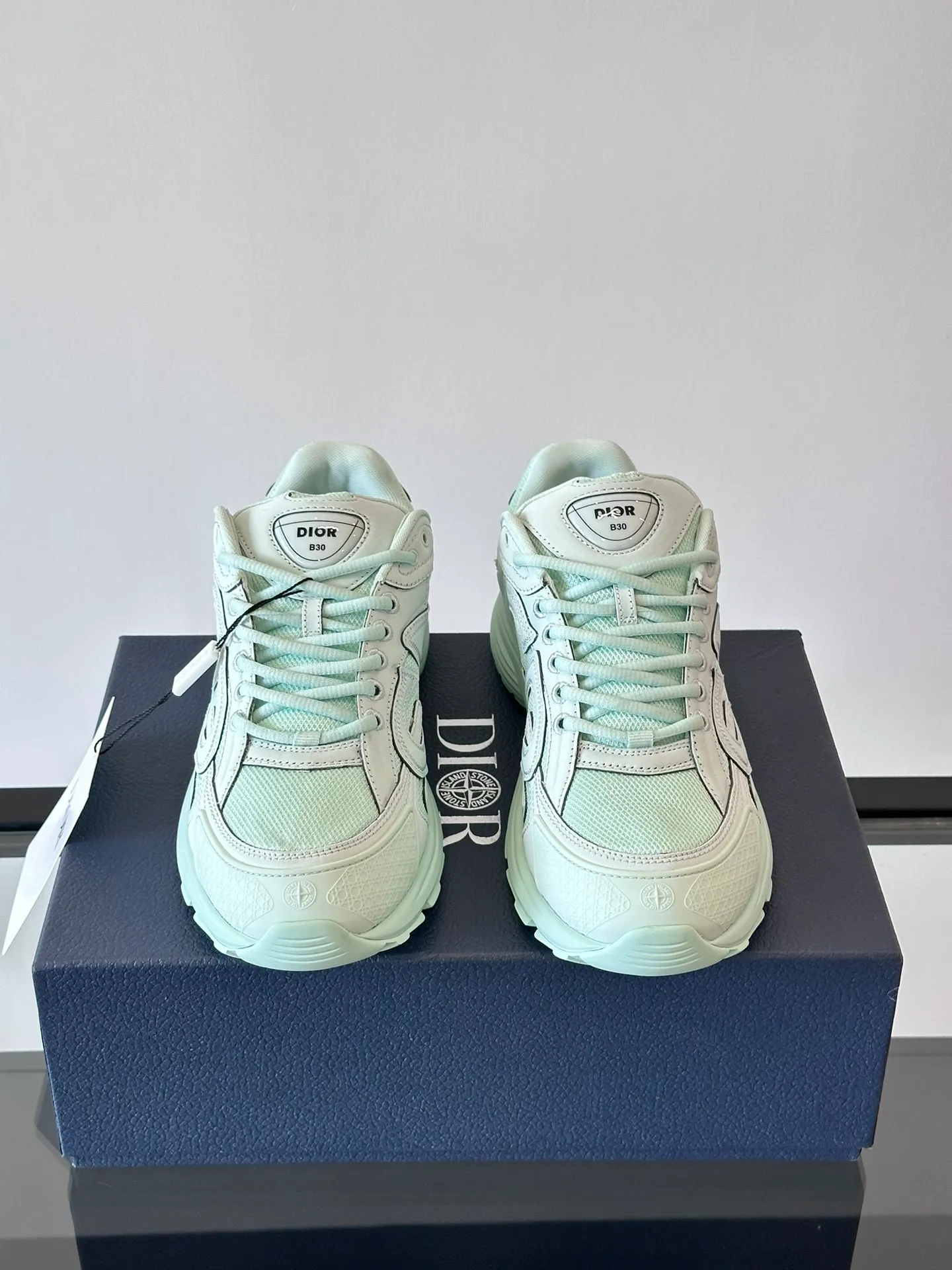 p400《Dio*》Dior B30 series sports shoes, multi-color mesh fabric and multi-color technical fabrics, this season's new B30 low-top sports shoes are one of the flagship styles of the series. Crafted from multicolor mesh and technical fabrics, it's finished with a reflective "CD30" graphic and silver-toned "DIOR B30" and "CD30" logos on the heel and tongue. An extra-light, sculpted rubber sole with signature accents adds style, while internal stretch details create ideal comfort. It can be matched with various casual styles to show a fashionable and modern sports style. Size: 38-44 (45-46 customized)